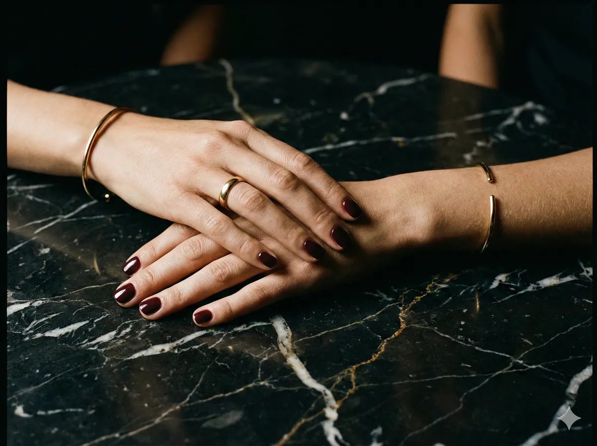 Jemný dotek ruky na rameni druhé ženy, symbol podpory a blízkosti